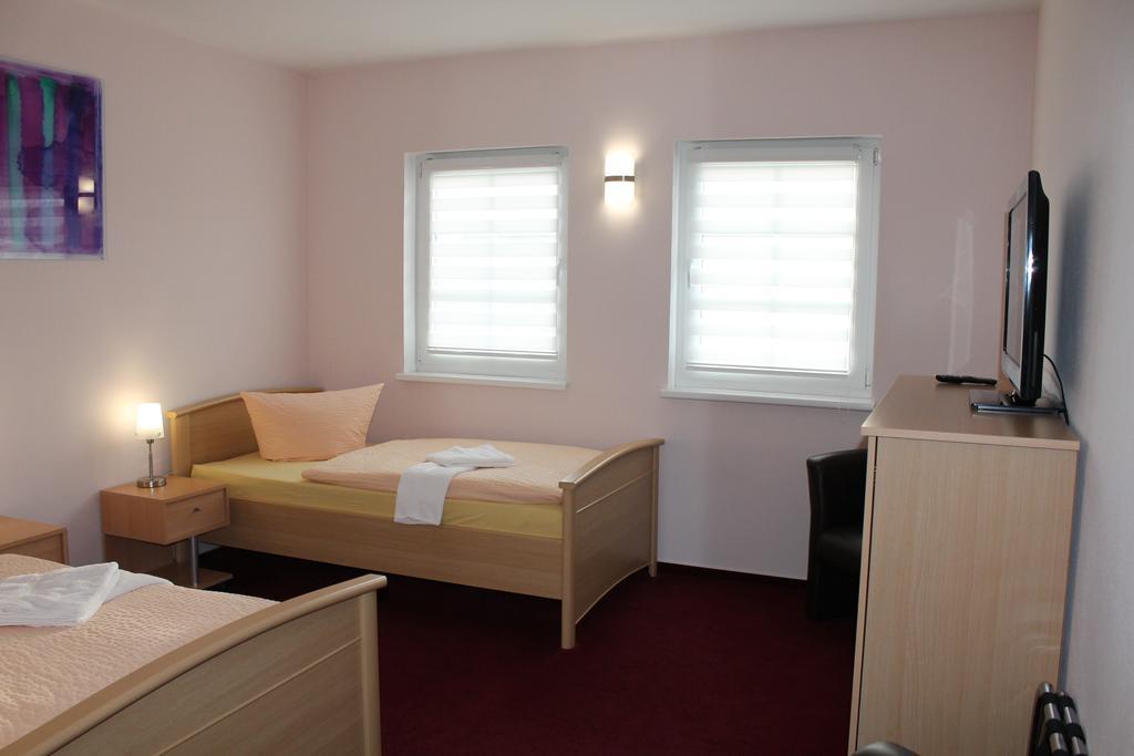 Hotel Pension Schwerin-Haus Schreiber Schwerin  Room photo